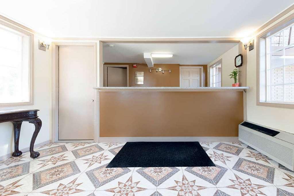 Super 8 By Wyndham Hotel *